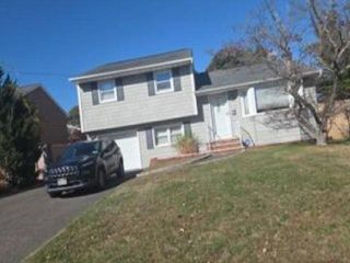 113 WILHERM LN, West Islip, NY Home photo