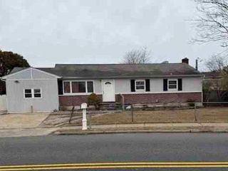 29 CANDLEWOOD RD, Bay Shore, NY Home photo